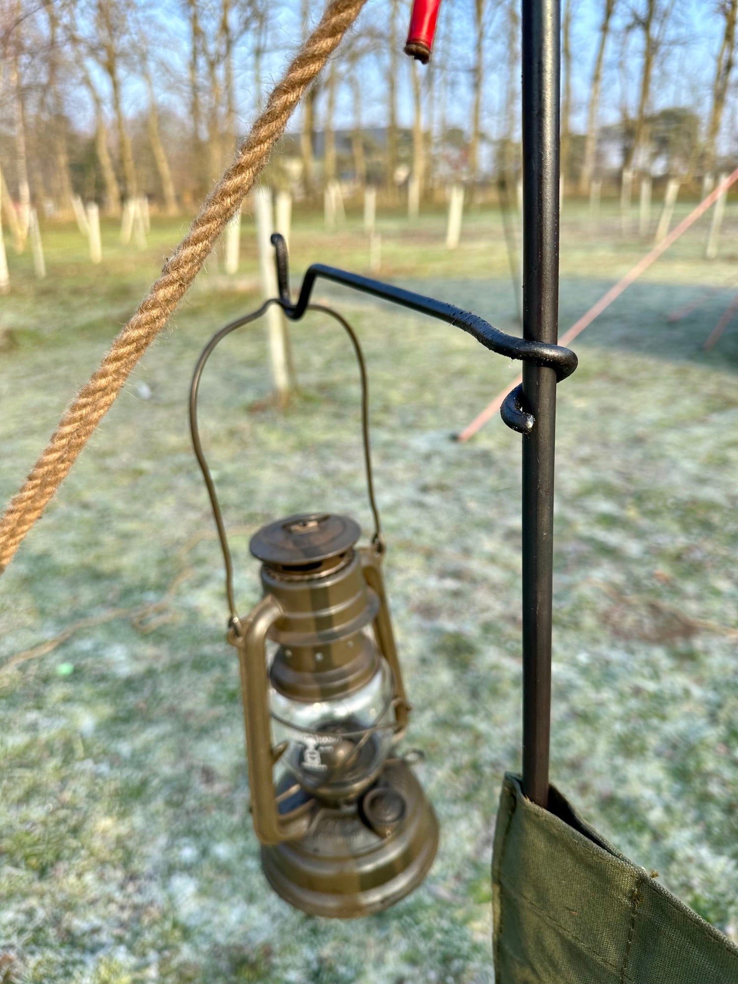 Windbreaker main poles
